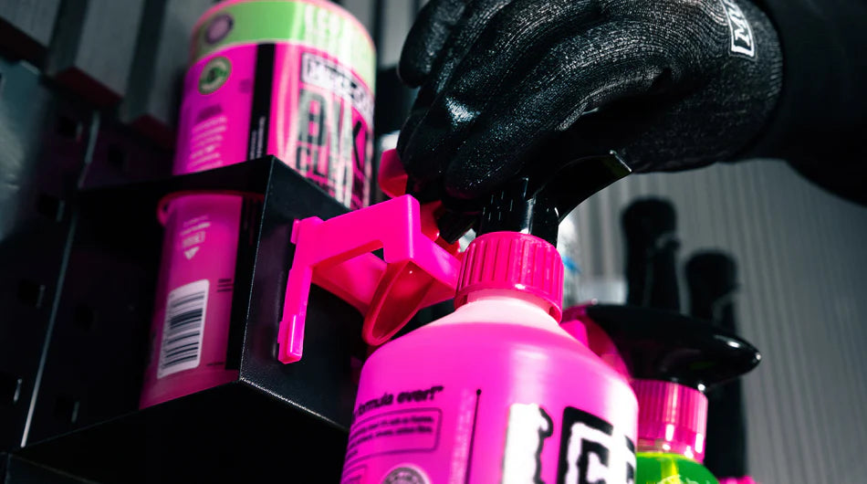 Muc-Off Bottle & Detailing Storage Rack  - de trigger van de cleaner haak je aan een haak