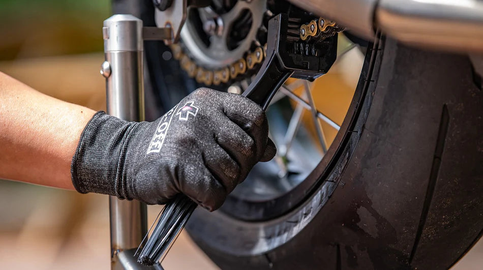 MUC-OFF Motorcycle Chain Cleaning Brush –vanaf de onderzijde ketting schoonmaken