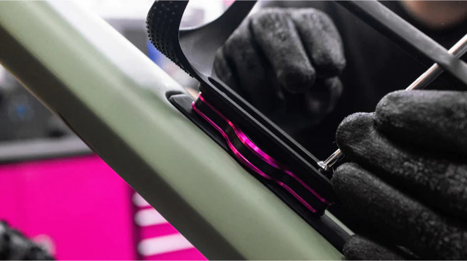 Muc-Off Secure Tag Holder V2 - hier het monteren onder een bidonhouder