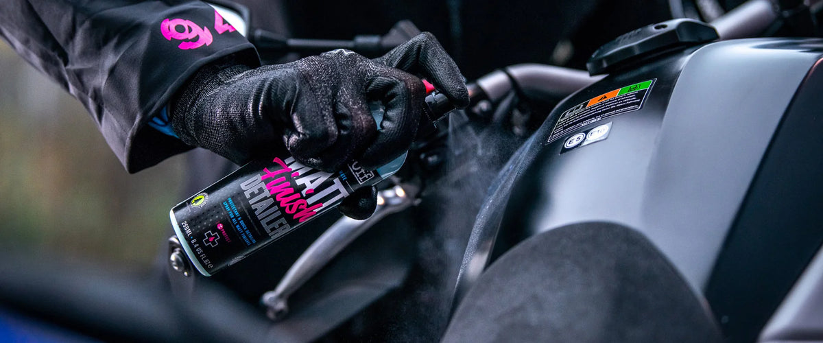 MUC-OFF MATT FINISH DETAILER SPUITEN OP MAT OPPERVALKTE MOTOR