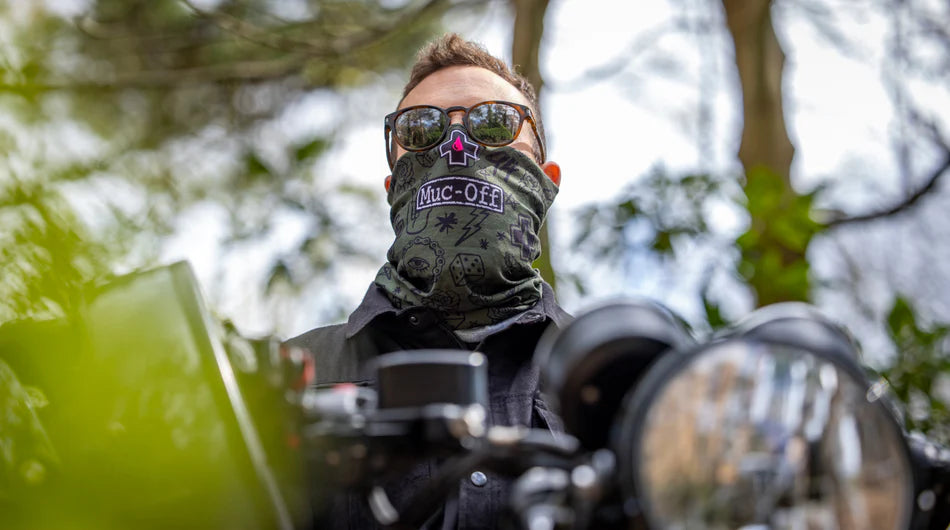 MUC-OFF Neck Gaiter - een motorrijder heeft de groene om