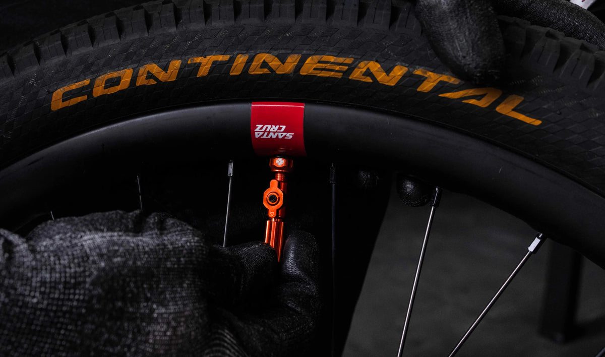 MUC-OFF tubeless valves - big bore hybrid met de hand open en dicht