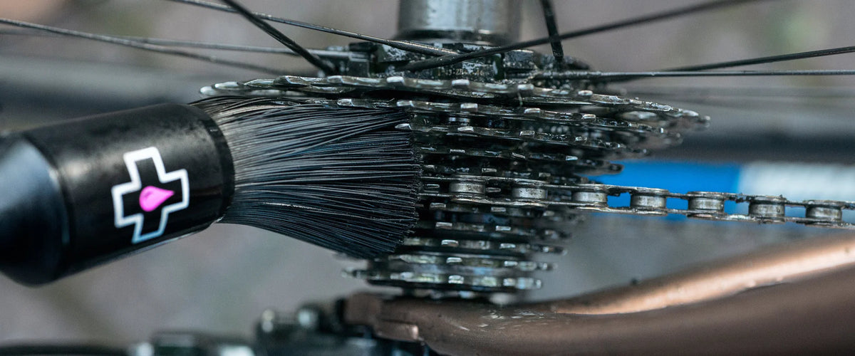 Muc-Off Drivetrain Detailer Brush - je komt hiermee overal tussen