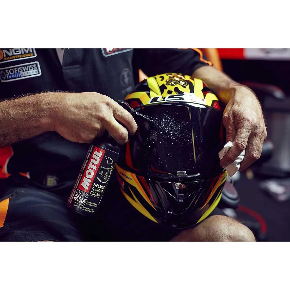 Motul Helmet Clean Pack - DE m1 IN GEBRUIK OP EEN HELM