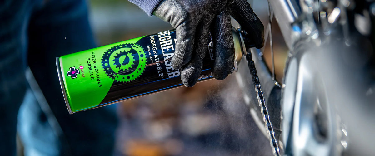 MUC-OFF Bio Degreaser spray applicator voor nauwkeurige toepassing op fietsonderdelen

