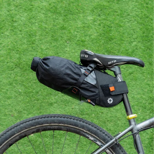 CHOIKE SeatBag Micro 7L - gemonteerd onder een zadel