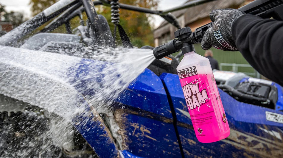 Muc-Off Snow Foam 1L - met de foam lans de motor inspuiten