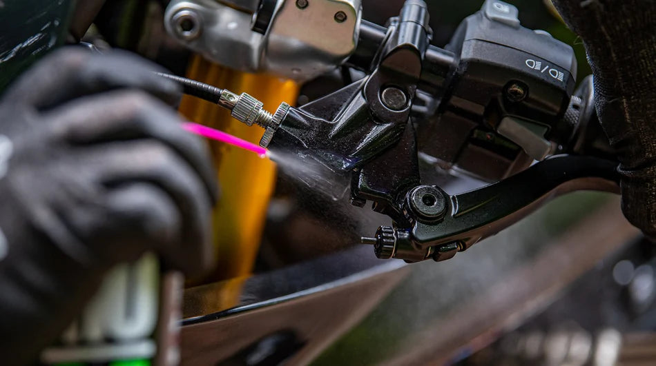 MUC-OFF MO-94 multispray  – inspuiten van remgedeelte fiets