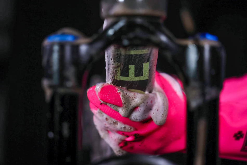 MUC-OFF Deep Scrubber Gloves - siliconen schoonmaakhandschoenen met borstelharen voor fiets en motor in gebruik