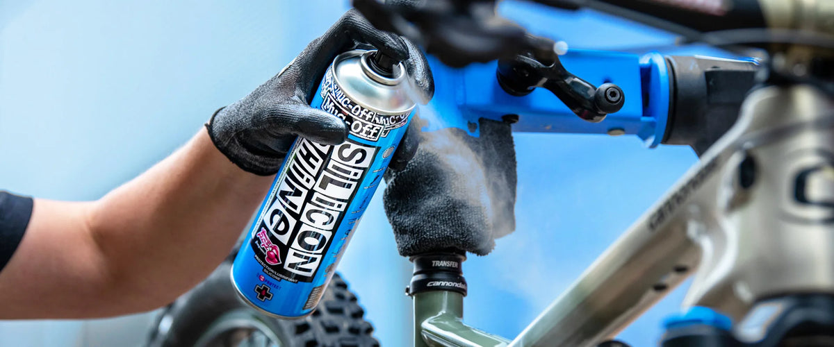 MUC-OFF silicon shine cycle 500ml in gebruik met spay