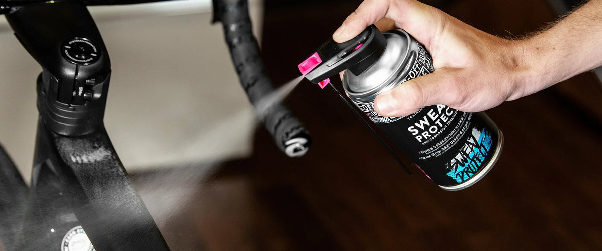Muc-Off Sweat Protect 300ml anticorrosie spray - in gebruik op een sportstuur indoor