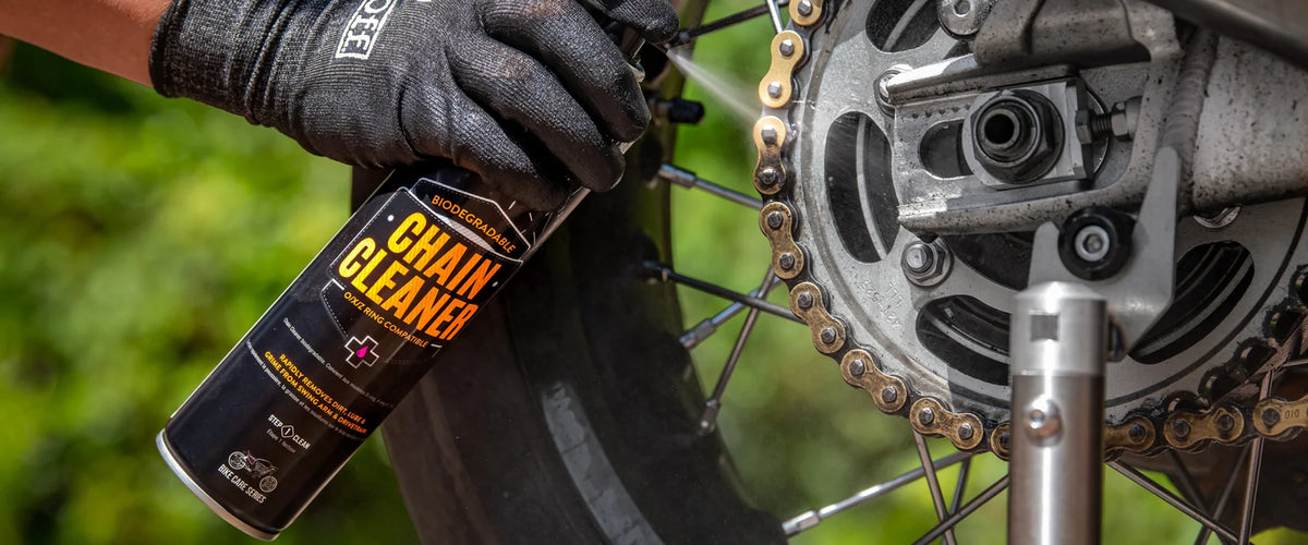 Muc-Off Chain Cleaner 400 ml spuitbus   –  hier in gebruik bij een motorketting