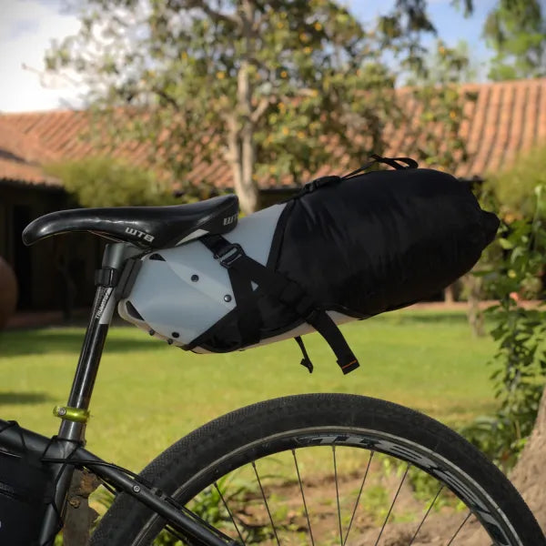 CHOIKE Leaf XL 10L - gemonteerd onder een zadel