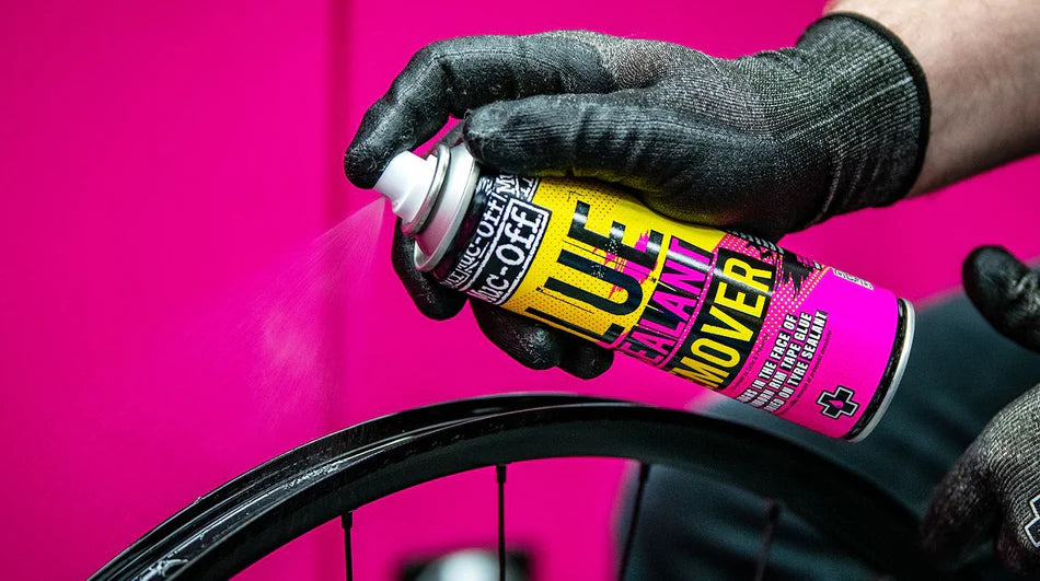 Muc-Off Glue and Sealant Remover - in gebruik met het vervangen van velglint