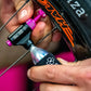 CO2 Inflator Kit MTB - in gebruik met een fietsband oppompen