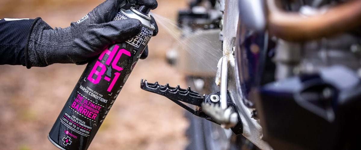Muc-Off HCB-1 anti-corrosie spray - hier wordt de motor ingespoten