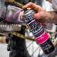 Muc-Off Off Road All-Weather Chain Lube 400ml spuitbus in gebruik bij een crossmotor