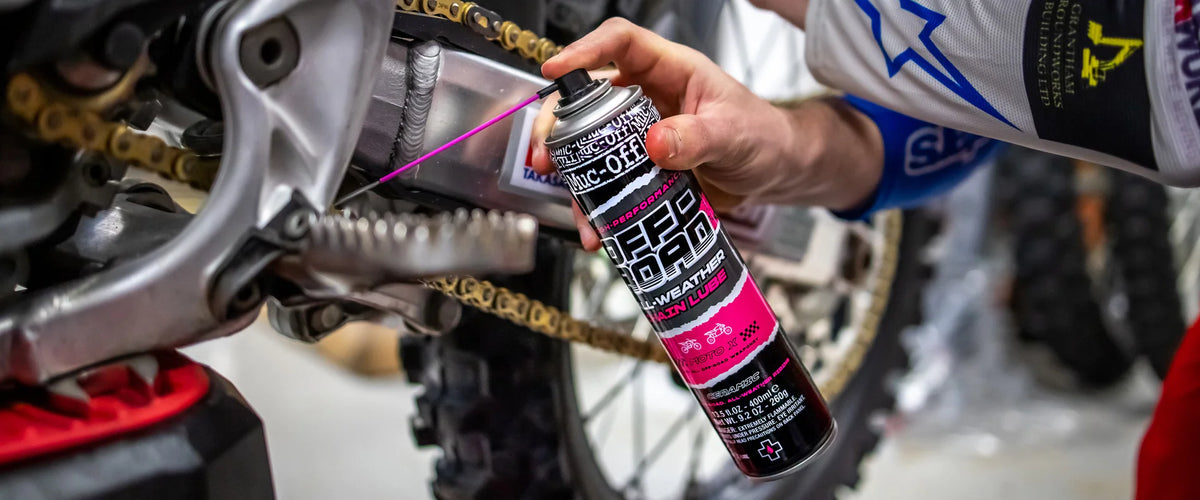 Muc-Off Off Road All-Weather Chain Lube 400ml spuitbus in gebruik bij een crossmotor