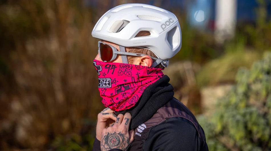 MUC-OFF Winter Neck Gaiter – de roze als volgelaats op de fiets