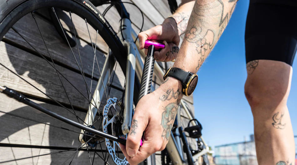 MUC-OFF airmach carbon pump met lange slang voor wielrenfiets
