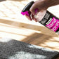 Muc-Off Antibacteriële Handspray IN GEBRUIK VOOR ONTSMETTEN