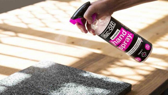 Muc-Off Antibacteriële Handspray IN GEBRUIK VOOR ONTSMETTEN