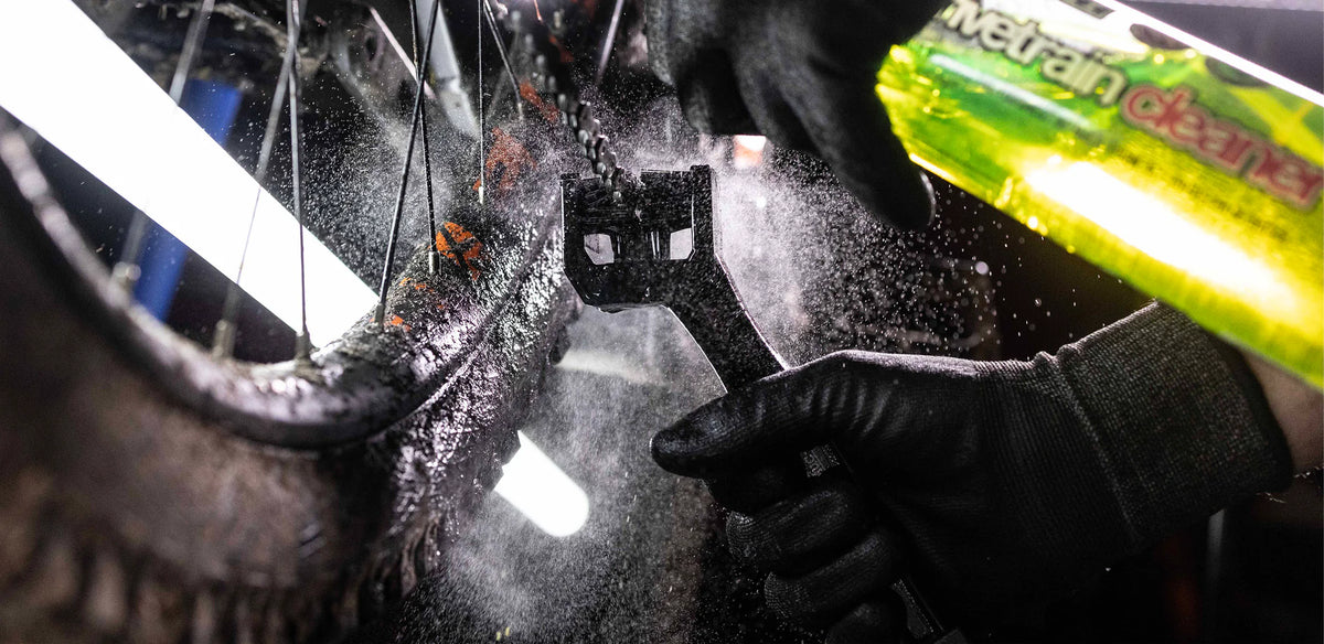 MUC-OFF CHAIN BRUSH FIETS GEBRUIK MET DRIVE TRAIN CLEANER