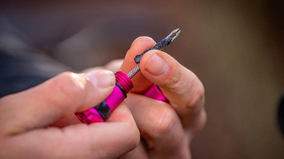 Muc-Off Stealth Tubeless Puncture Plug bar end tool  - de plug in het gereedschap