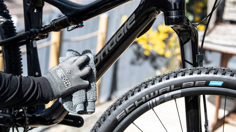 MUC-OFF Miracle Shine 500ml – polish aanbrengen op een mtb