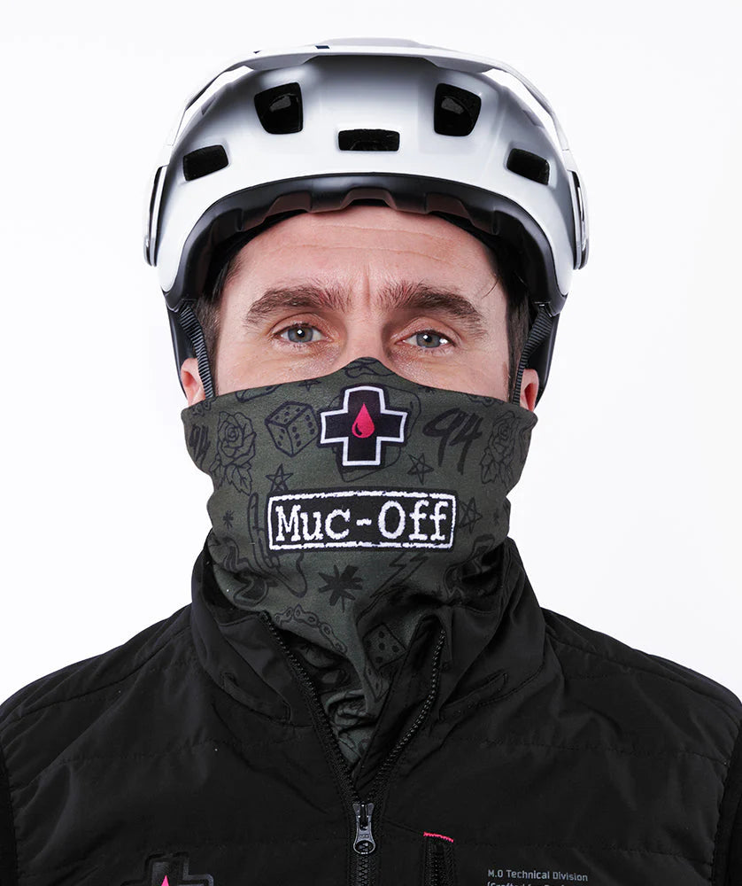 MUC-OFF Neck Gaiter - een fietser met de groene