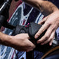 Muc-Off Explorer Bar Bag met bungee-koorden en MOLLE-bevestigingslussen – hier wordt een essentials case gemonteerd