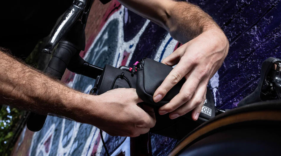 Muc-Off Explorer Bar Bag met bungee-koorden en MOLLE-bevestigingslussen – hier wordt een essentials case gemonteerd
