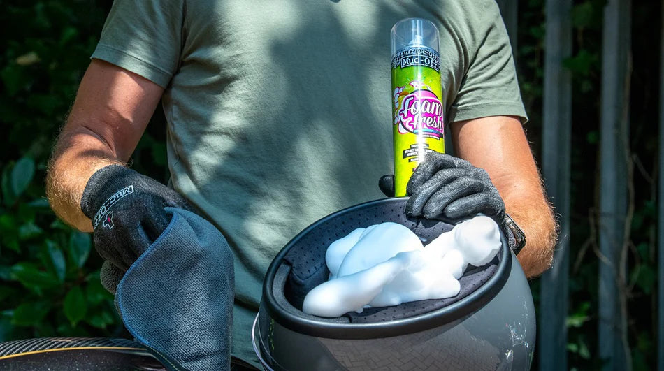 MUC-OFF Foam Fresh - hier wordt een helm gereinigd