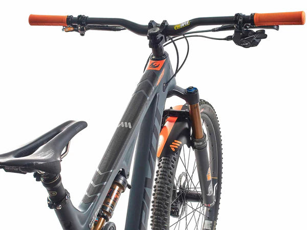 AMS Honeycomb Frame Guard Basic black geplakt op bovenbuis
