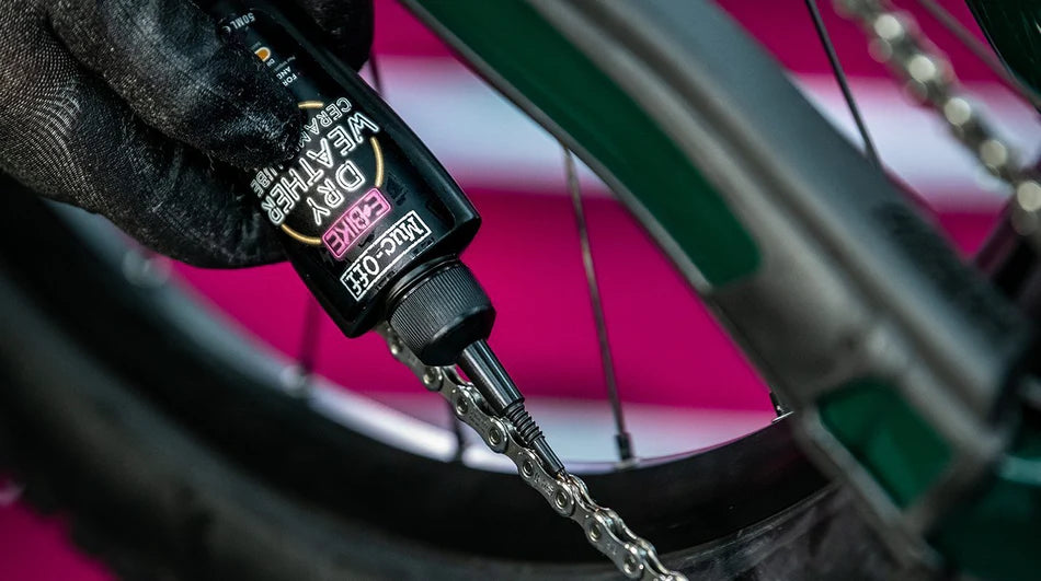 Muc-Off eBike Dry Weather Ceramic Chain Lube - in gebruik op een ebike fiets ketting