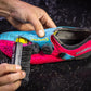 MUC-OFF bike shoe brush - in gebruik met het schoonmaken van een fietsschoen