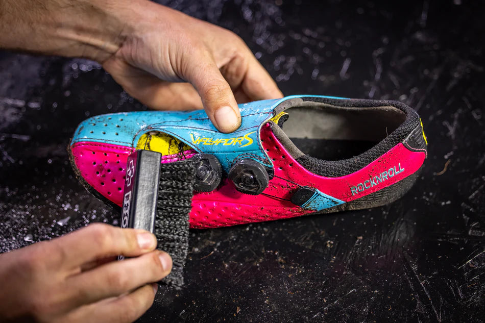MUC-OFF bike shoe brush - in gebruik met het schoonmaken van een fietsschoen