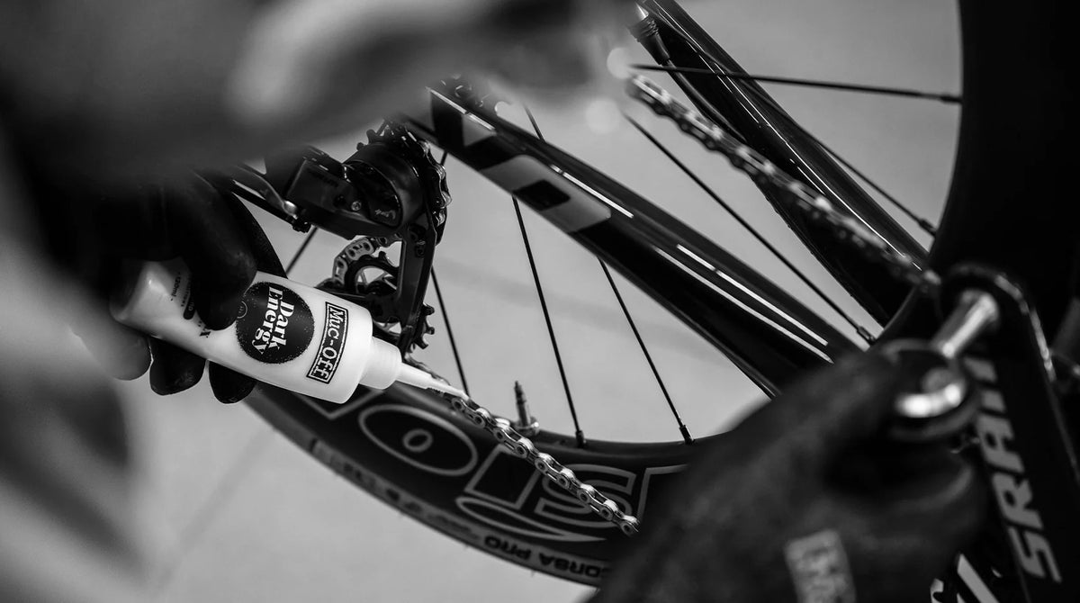 Muc-Off Dark Energy Ketting Wax makkelijk uit een flesje op de ketting
