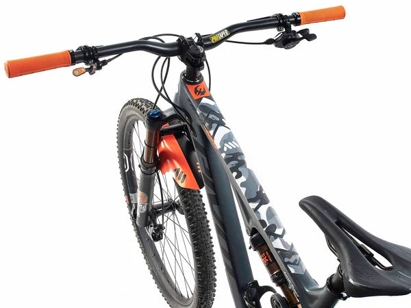 AMS Honeycomb Frame Guard Basic white camo geplakt op bovenbuis