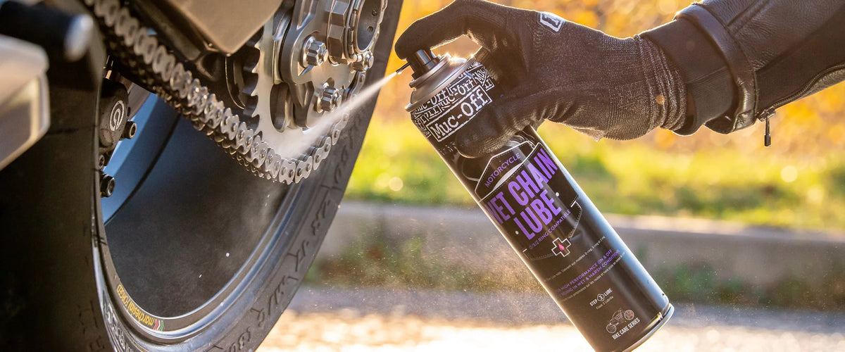 MUC-OFF Motorcycle Wet Weather Chain Lube – de ketting inspuiten