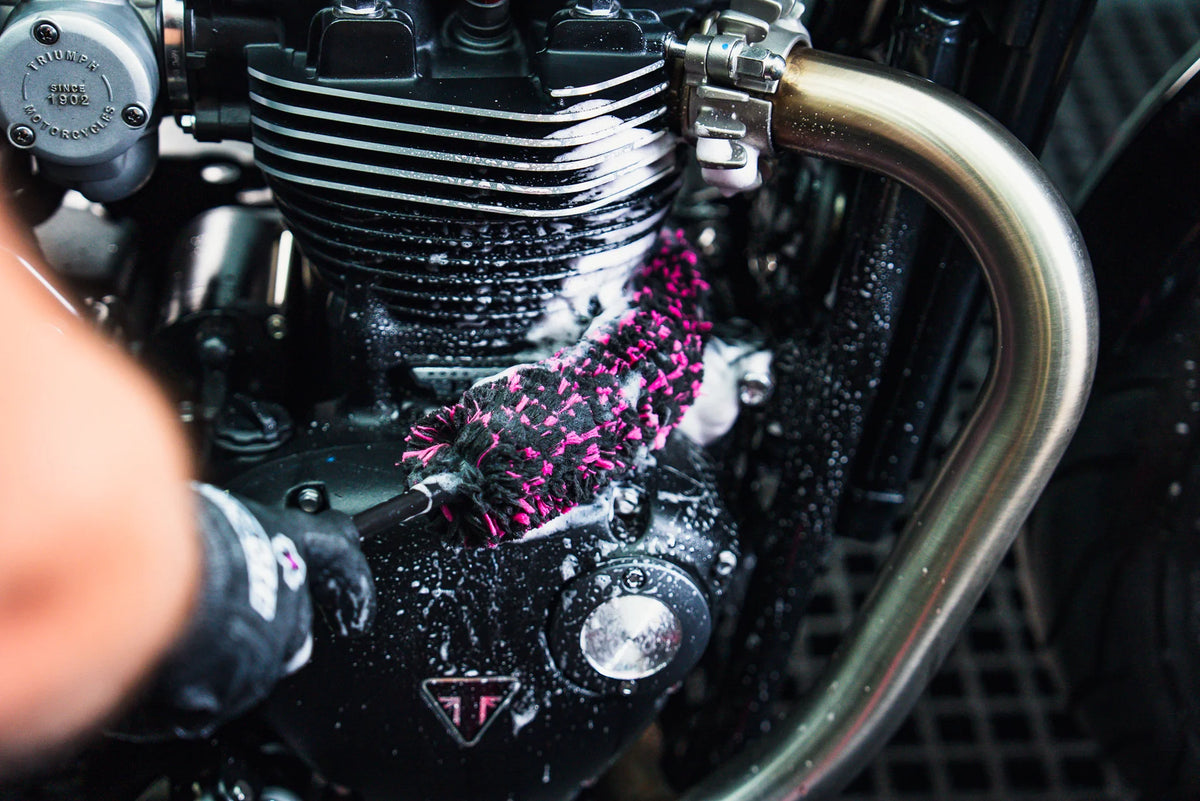 MUC-OFF Microfibre Detailing Brush - het motorblok schoonmaken