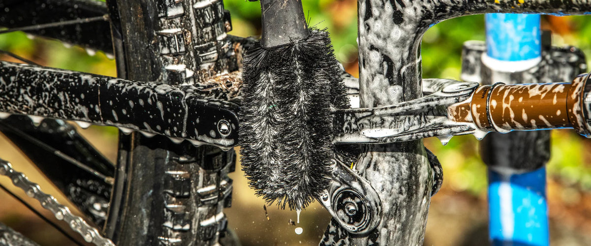 Muc-Off Two Prong Brush tussen de kleinste gaatjes