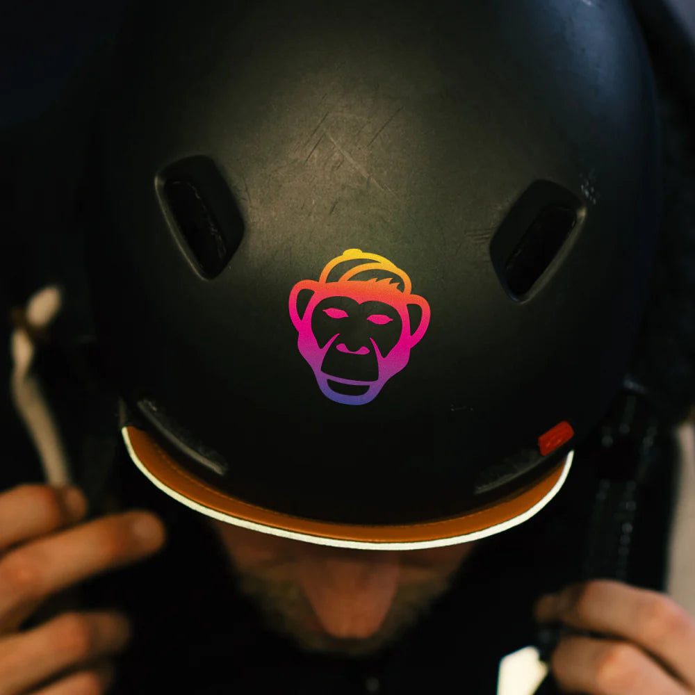 Reflective Berlin reflecterende stickers small voor kinderen monkey rainbow op een zwarte helm