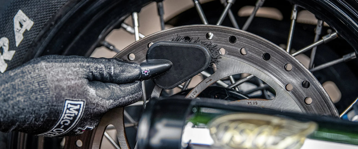 Muc-Off Detailing Brush - remmen reinigen bij een motor