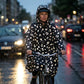 REFLECTIVE BERLIN regenponcho gedragen op de fiets in het donker met regen