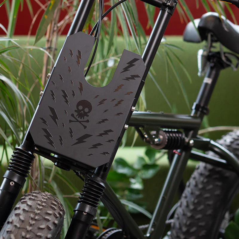 Reflective Berlin reflecterende stickers small voor kinderen skull op een fiets bagagedrager
