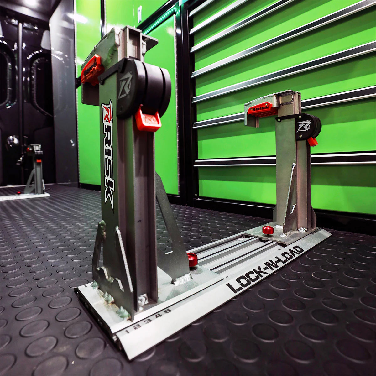 RISK RACING Lock-N-Load PRO motortransport systeem - gemonteerd op de laadvloer
