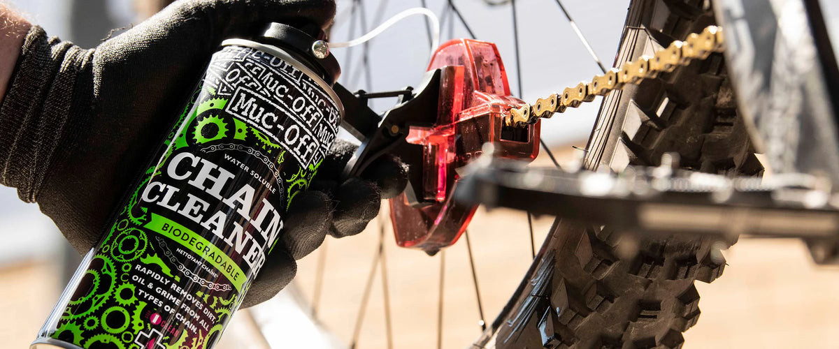 MUC-OFF chain doc in gebruik met een ketting reiniging