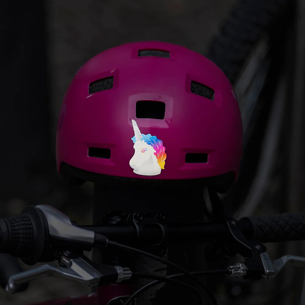 Reflective Berlin reflecterende stickers small voor kinderen unicorn in het donker op een roze helm