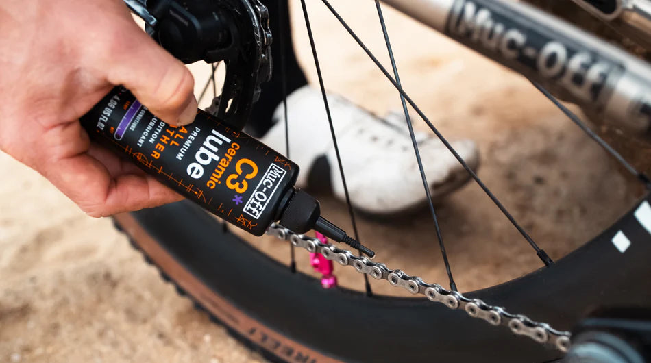 Muc-Off C3 Ceramic All Weather Lube - hier de lube in gebruik op een fietsketting